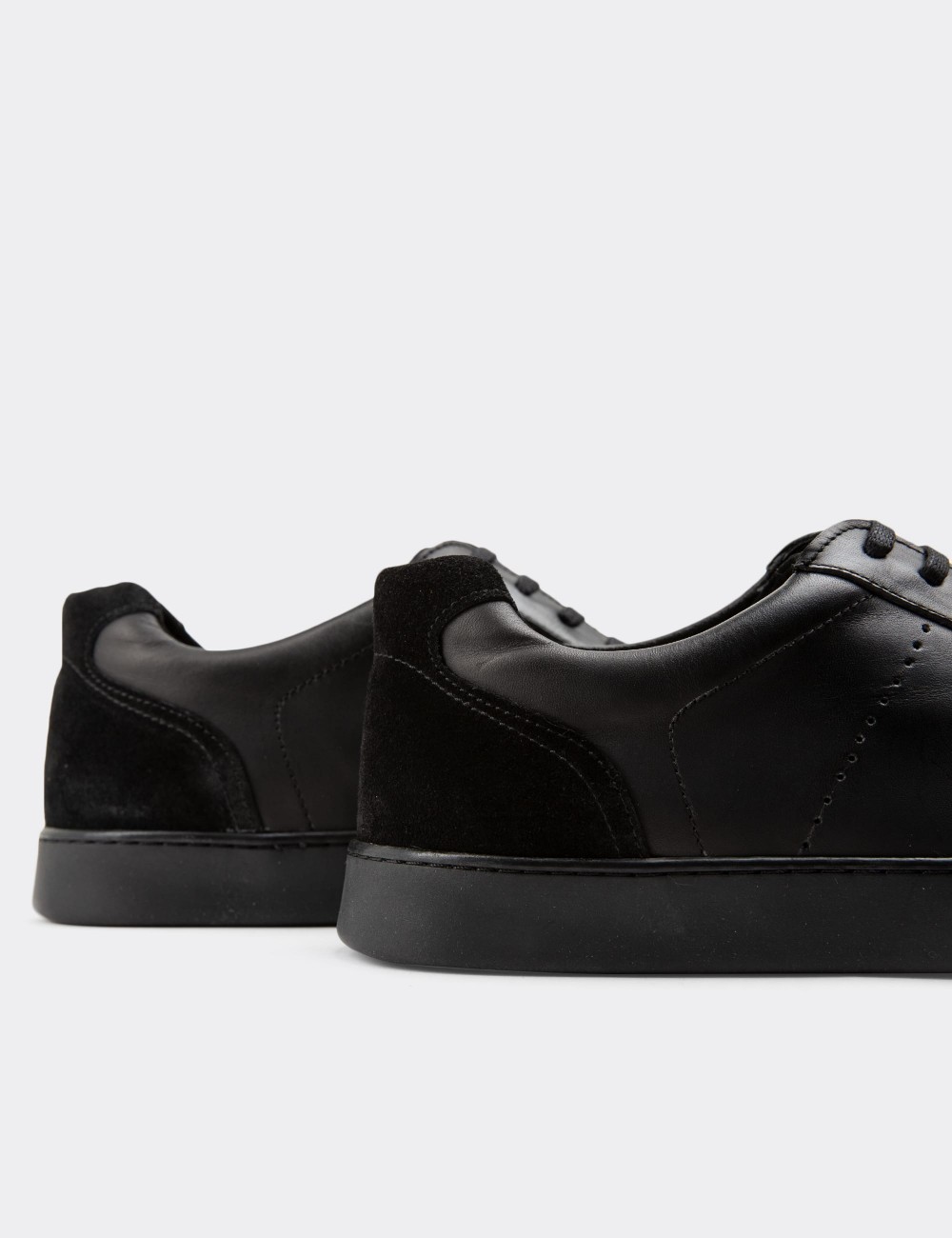 Black Leather Sneakers - 01881MSYHC01