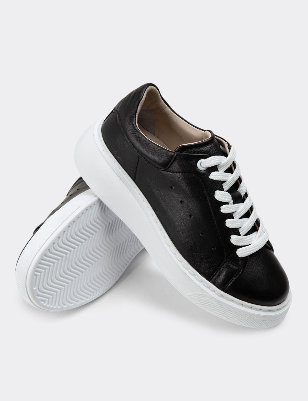 Black Leather Sneakers - SE515ZSYHP01
