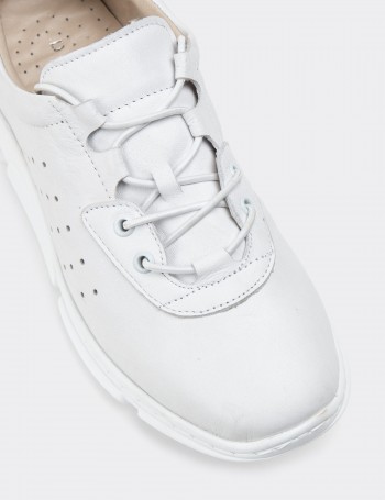 White Leather Sneakers - SE405ZBYZP01