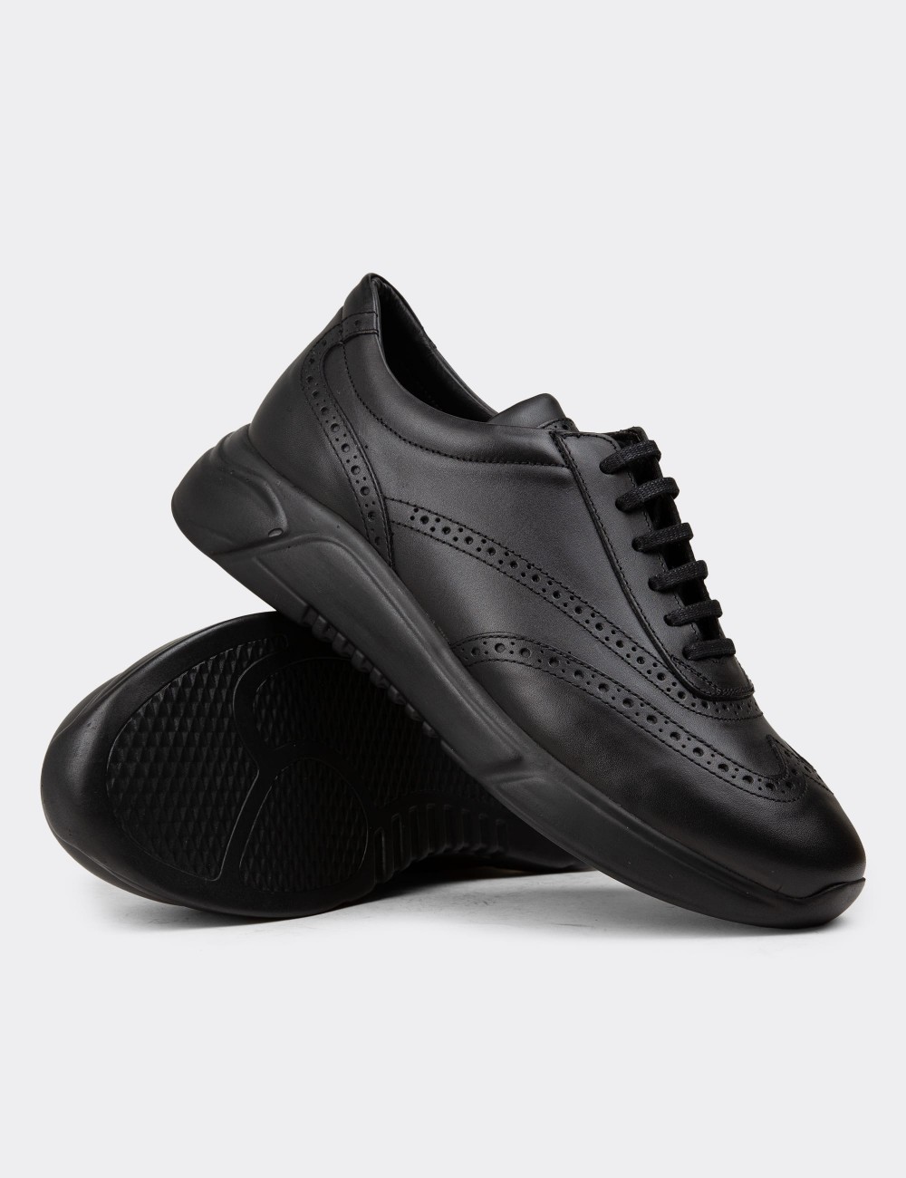 Men's Black Leather Sneakers - 00750MSYHE12