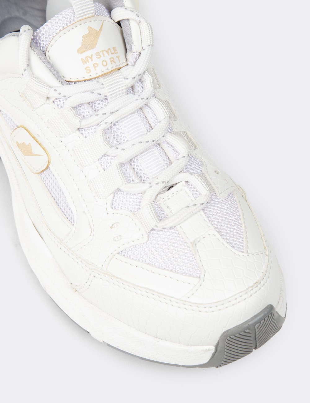 Women's White Athletic Shoes - 34142ZBYZC01