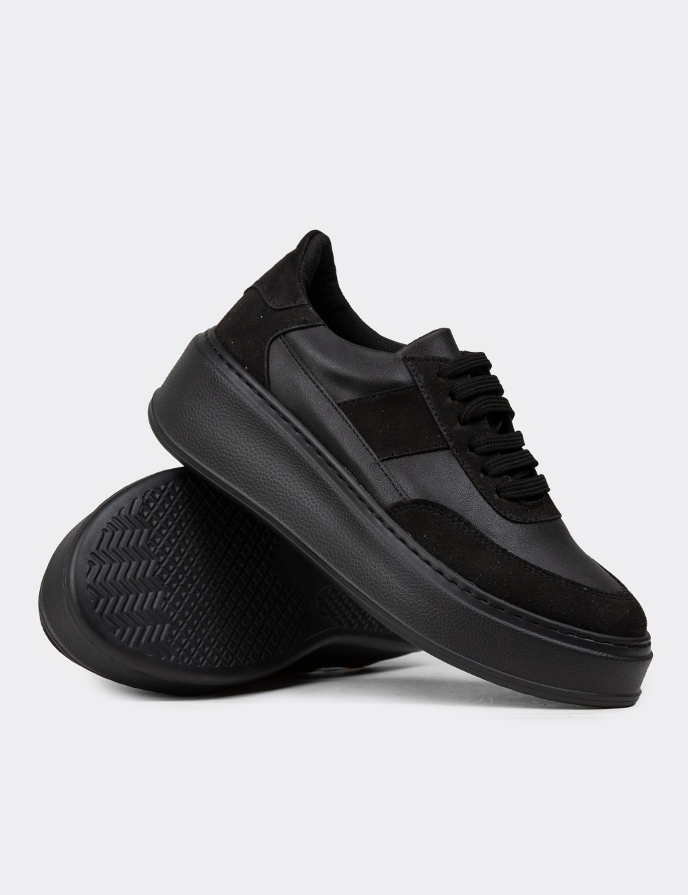 Women's Black Sneakers - CE488ZSYHC01
