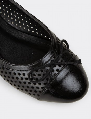 Women's Black Perforated Ballet Flats - RD190ZSYHC01