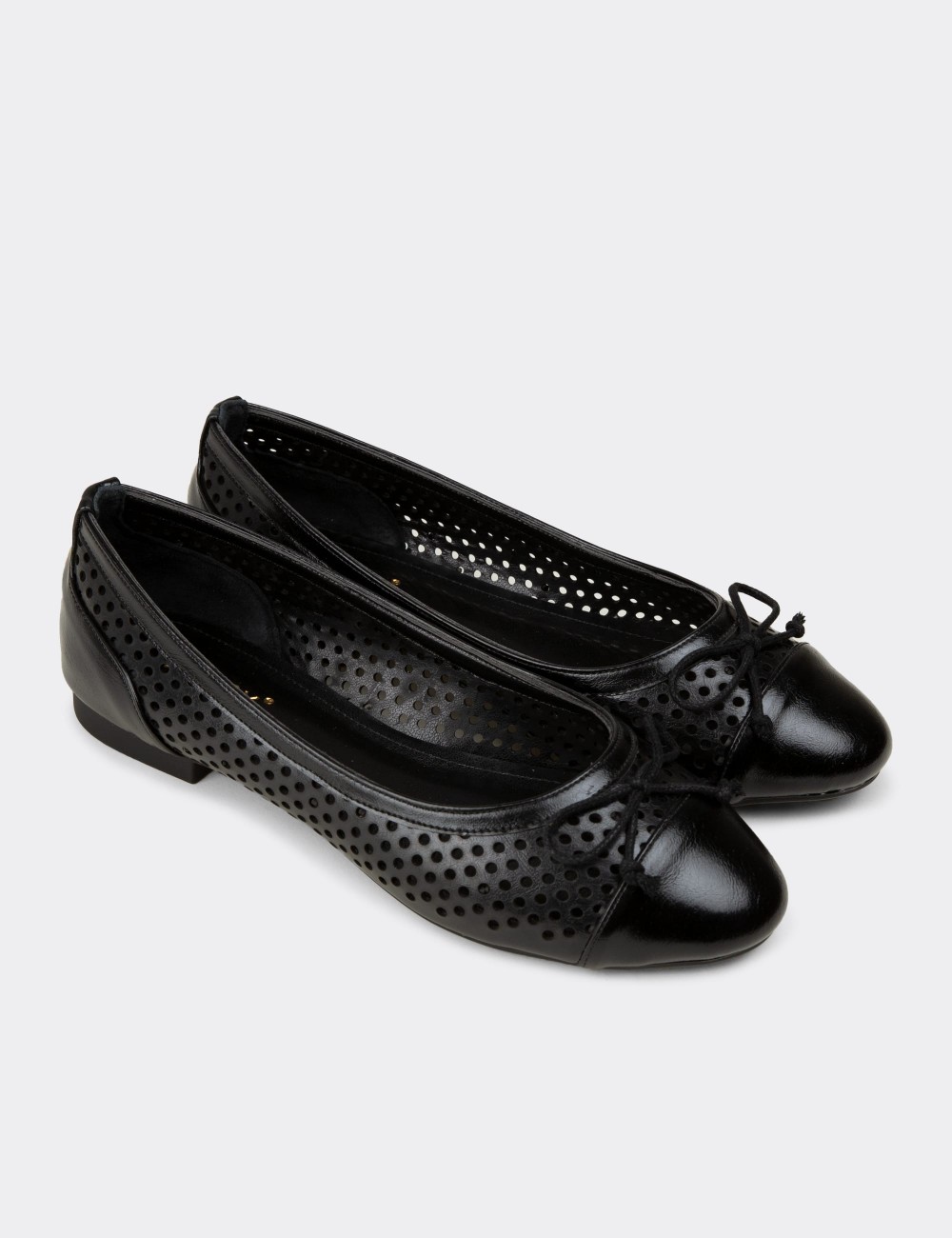 Women's Black Perforated Ballet Flats - RD190ZSYHC01