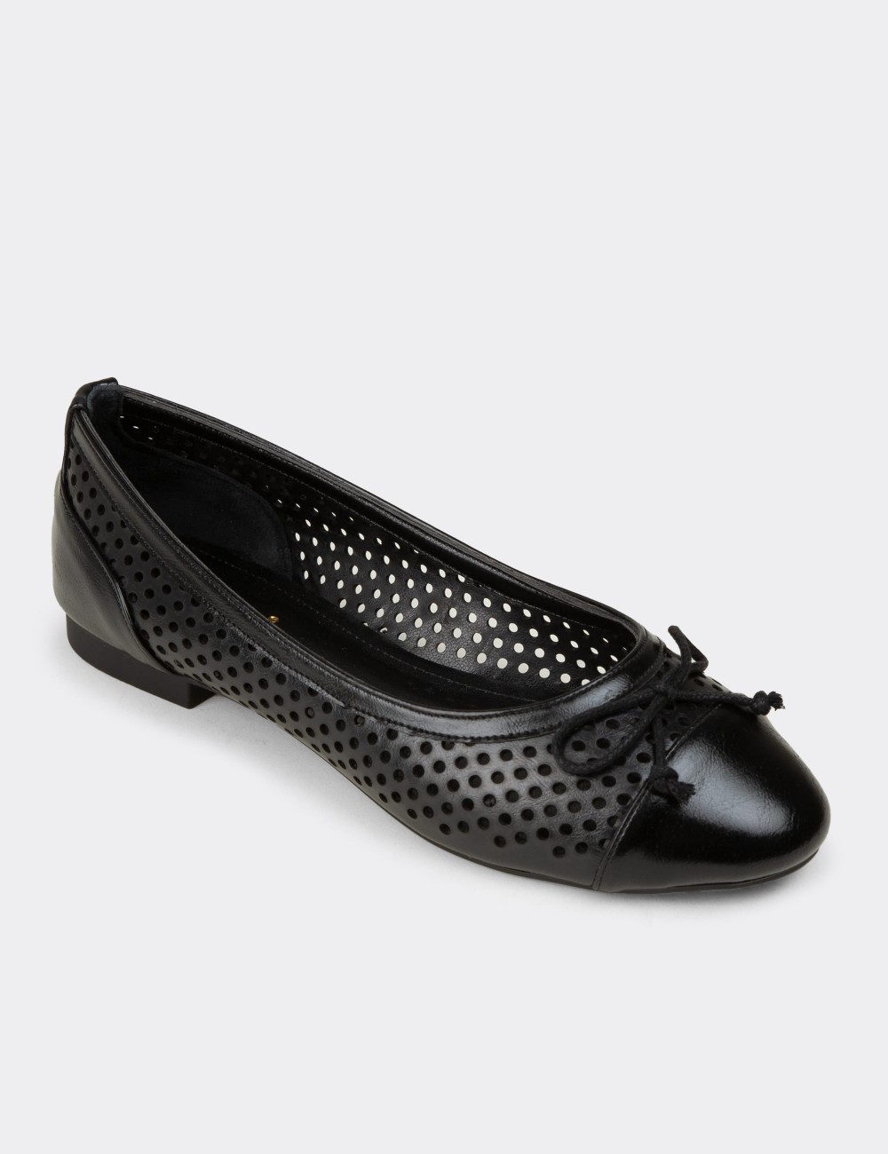 Women's Black Perforated Ballet Flats - RD190ZSYHC01