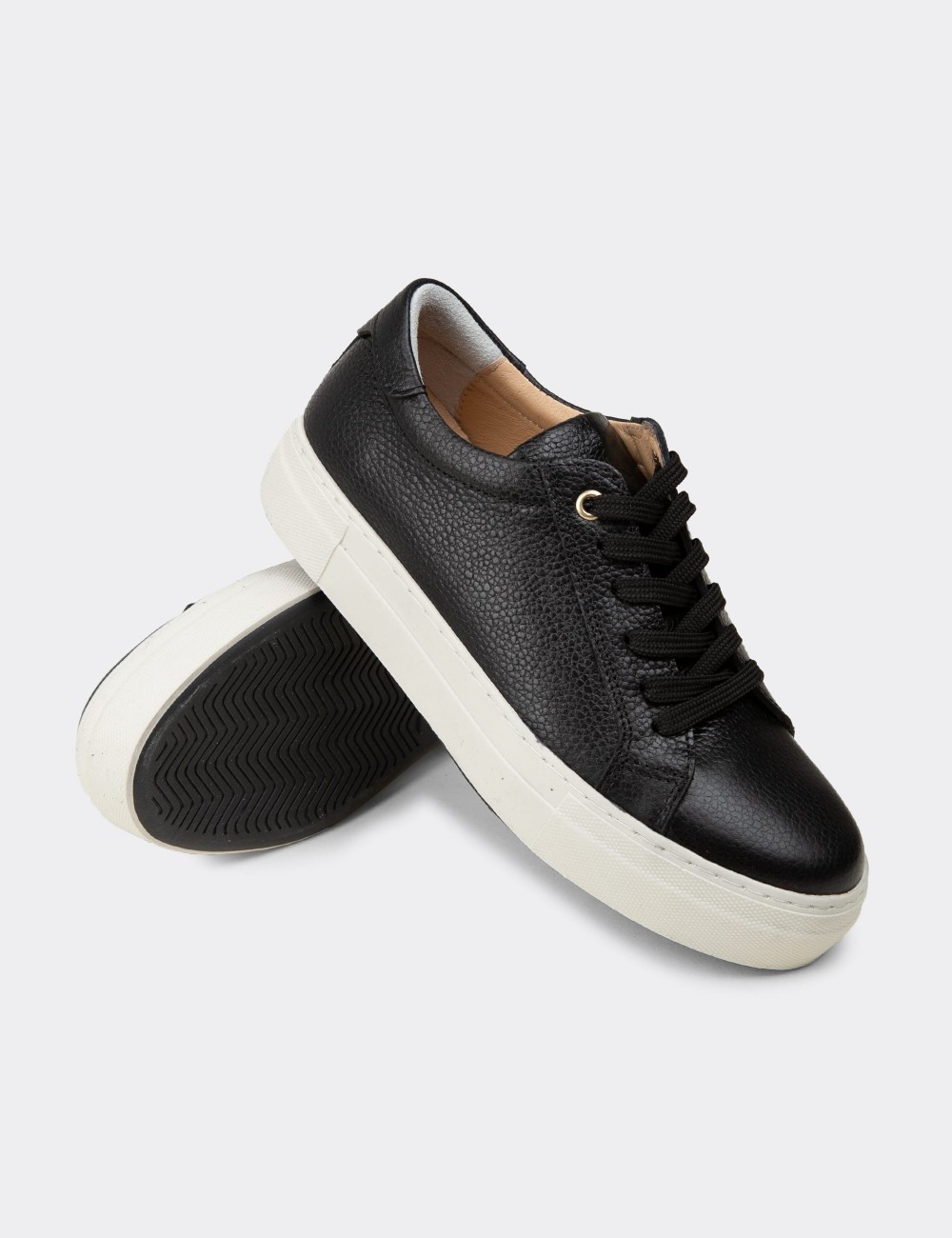 Women's Black Leather Sneakers - R2571ZSYHC01