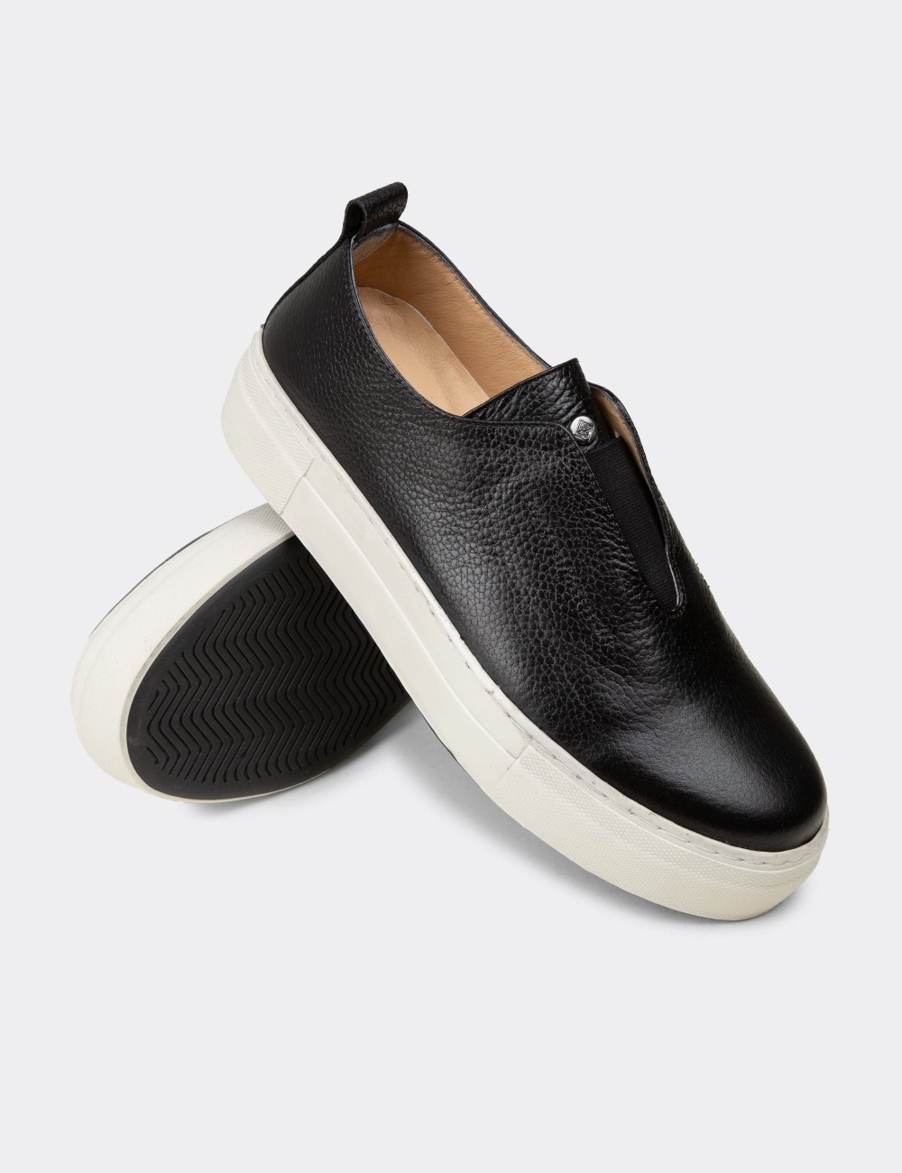 Women's Black Leather Sneakers - R2233ZSYHC02